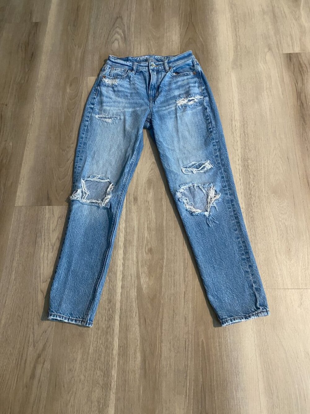 American Eagle Mom Jeans Size 0 Distressed Light Wash High Rise Straight Leg